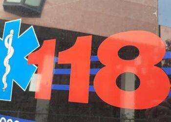 Tragedia mentre spingevano l’auto in panne