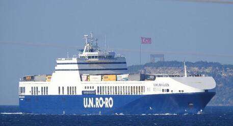 Migranti tentano di dirottare nave turca. Crosetto: ‘Blitz delle forza speciali’