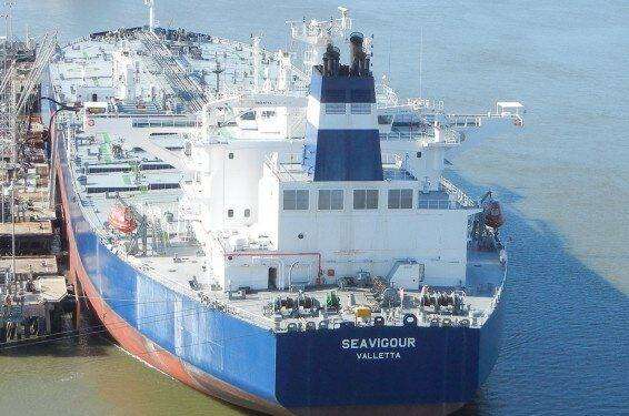 Petroliera si guasta nel Canale di Suez, bloccato il traffico marittimo