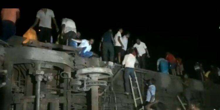 India, deraglia un treno: almeno 50 morti e più di 350 feriti