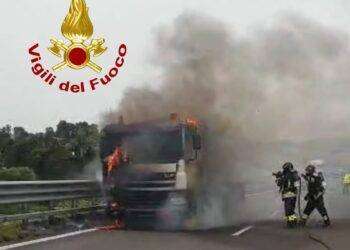 Paura a Sassari, prende fuoco betoniera: intervento dei Vigili del Fuoco
