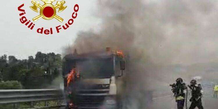 Paura a Sassari, prende fuoco betoniera: intervento dei Vigili del Fuoco