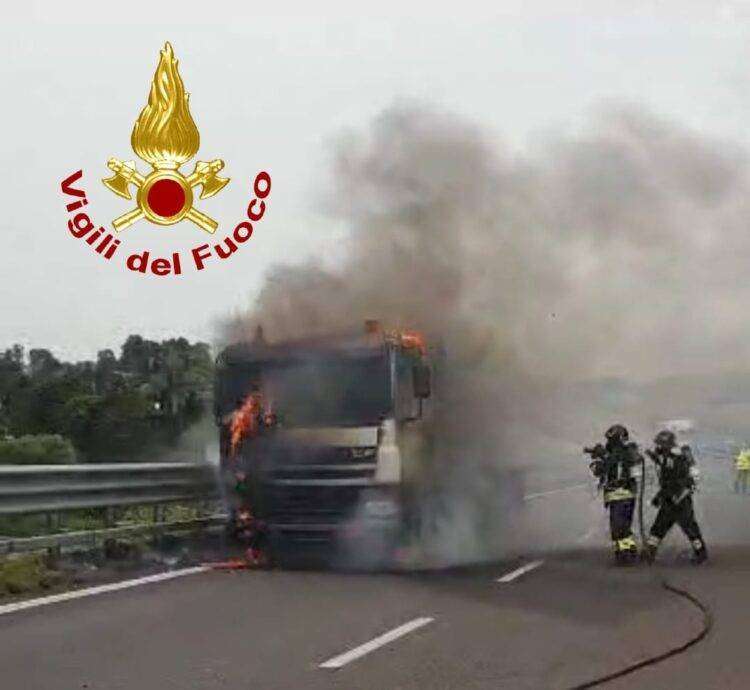 Paura a Sassari, prende fuoco betoniera: intervento dei Vigili del Fuoco