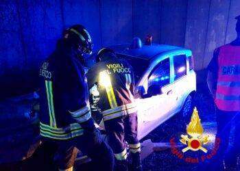Auto contro il guard rail sulla 131, un ferito