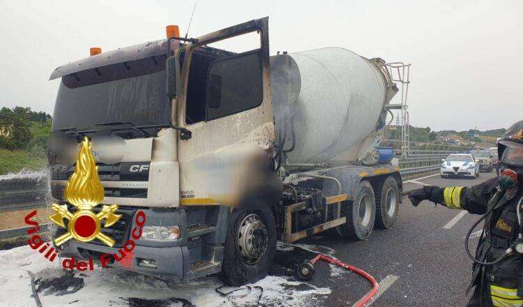 Paura a Sassari, prende fuoco betoniera: intervento dei Vigili del Fuoco