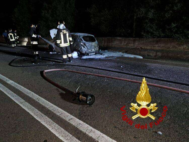 Paura nella notte a Olbia: auto prende fuoco