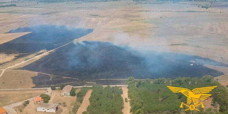 Inferno di fiamme in Sardegna: 12 incendi, alcuni in corso