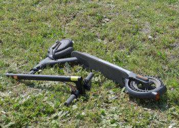 Muore in monopattino travolto da una moto