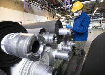 Istat, per l’industria caduta record dal luglio 2020