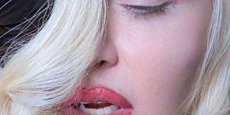 Musica, Madonna posticipa il suo tour