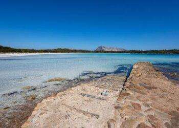 In spiaggia in Sardegna tra numero chiuso e ticket d’ingresso