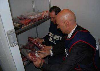 Controlli dei Nas in depositi di cibi etnici, multe e sequestri