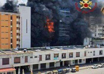 Incendio in una palazzina a Roma, un uomo è morto e almeno 17 feriti