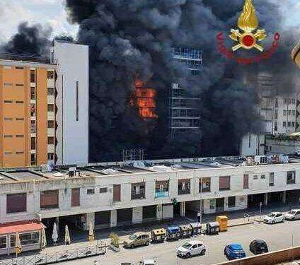 Incendio in una palazzina a Roma, un uomo è morto e almeno 17 feriti