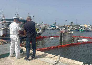 Affonda peschereccio a Torre Grande, in mare sostanze inquinanti