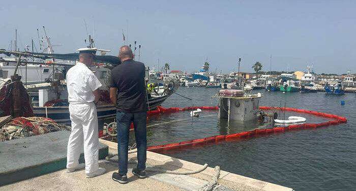 Affonda peschereccio a Torre Grande, in mare sostanze inquinanti