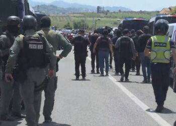 Albania, operazione di polizia contro il Mek: gli ex terroristi amici di Fratelli d’Italia si scontrano con le forze speciali