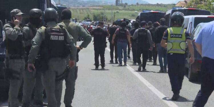 Albania, operazione di polizia contro il Mek: gli ex terroristi amici di Fratelli d’Italia si scontrano con le forze speciali