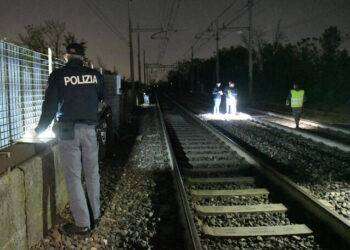 Investiti sui binari dal treno, un morto e un ferito