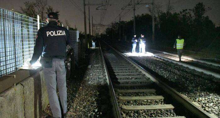 Investiti sui binari dal treno, un morto e un ferito