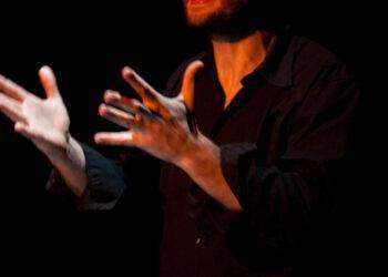 Gli anni ’80 e l’eroina a Cagliari, nello spettacolo “Polvere” di Artisti Fuori Posto