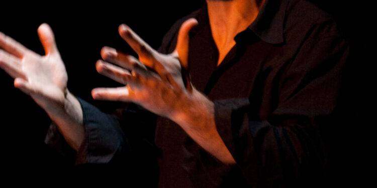 Gli anni ’80 e l’eroina a Cagliari, nello spettacolo “Polvere” di Artisti Fuori Posto