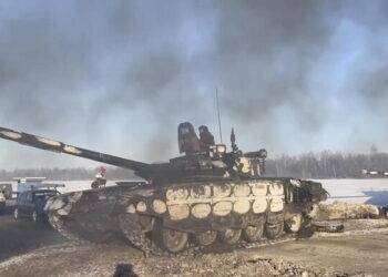 Vasto incendio ad un deposito di petrolio a Voronezh