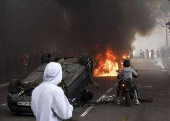 Bruciano le banlieue, Francia schiera 40.000 agenti