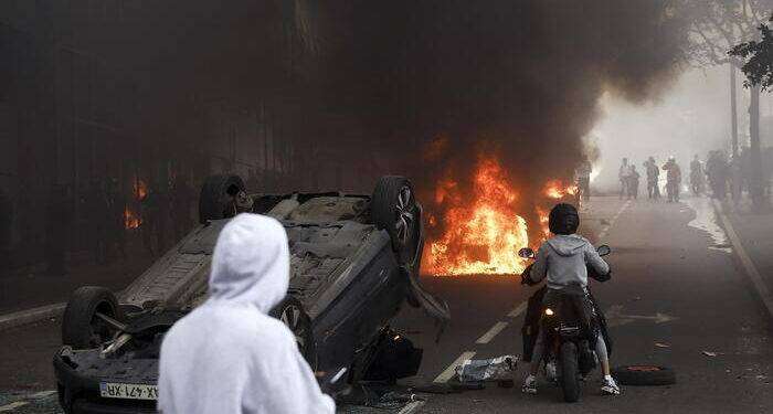 Bruciano le banlieue, Francia schiera 40.000 agenti