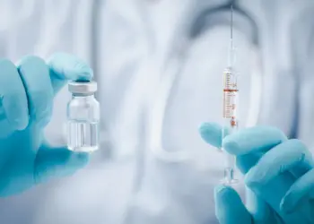 Falsa esenzione dal vaccino anti Covid, medico di base assolto a Pesaro