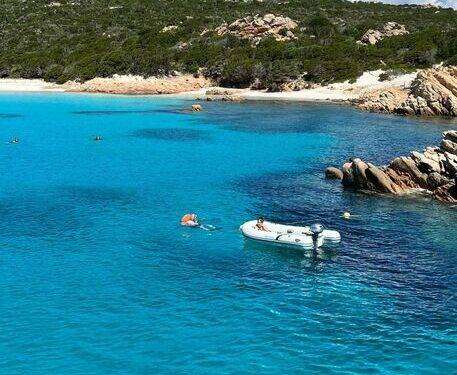 Turisti violano la spiaggia rosa, bagni proibiti a Budelli