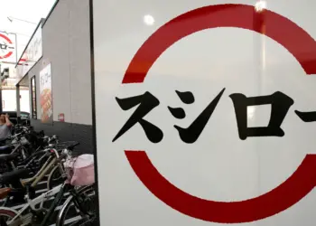 Una catena di sushi cita in giudizio uno studente che ha leccato una bottiglia di salsa di soia