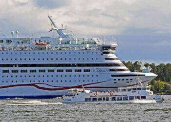 Dramma sul traghetto, bambino di 7 anni cade in acqua e la mamma si tuffa per salvarlo: morti entrambi