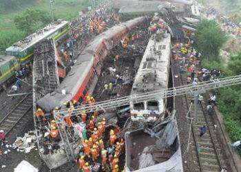 Scontro tra treni in India, bilancio vittime si aggiorna a 288