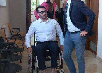 Rissa con pugnalata in spiaggia, 10 anni al trapper Elia17Baby