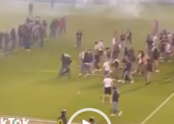 Il Brescia retrocede in C dopo 38 anni: scontri in campo tra ultras e polizia