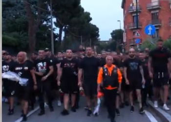 Gli ultrà del Milan ad Arcore, l’omaggio a Berlusconi: rose rosse e cori