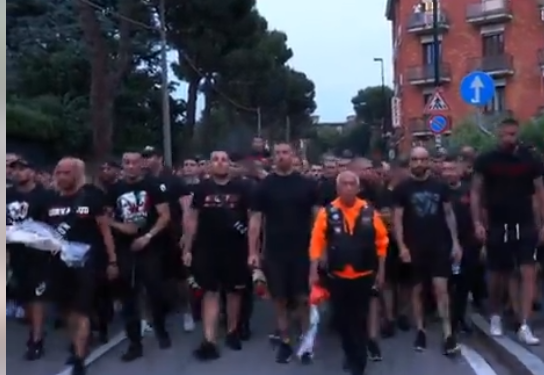 Gli ultrà del Milan ad Arcore, l’omaggio a Berlusconi: rose rosse e cori