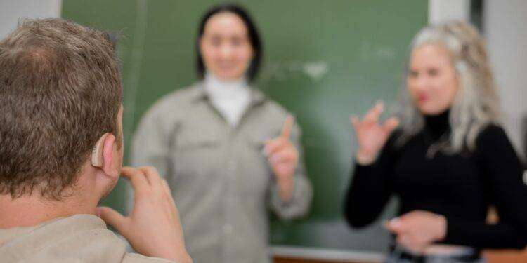 Università: interventi per favorire la partecipazione attiva e migliorare l’apprendimento degli studenti con disabilità uditiva e corsi di formazione per i docenti