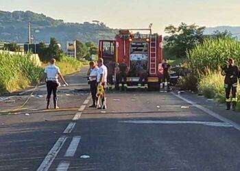 Non si ferma a alt dei carabinieri e travolge auto, morta 32enne