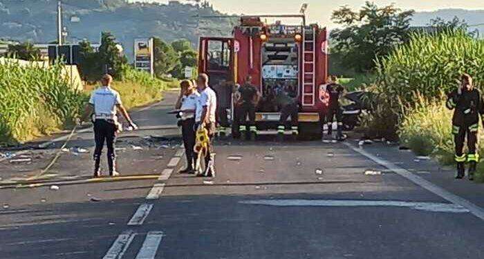 Non si ferma a alt dei carabinieri e travolge auto, morta 32enne