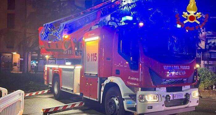 Incendio in appartamento. Morta una donna, ferito il figlio