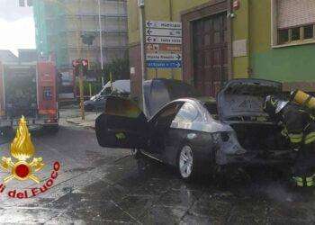 Sassari auto prende fuoco: autista intossicato