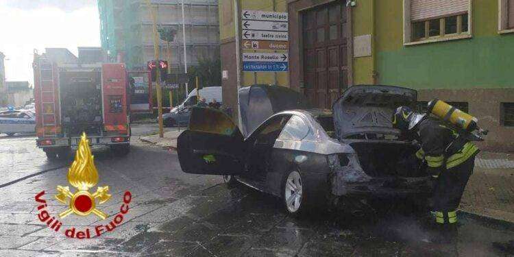 Sassari auto prende fuoco: autista intossicato