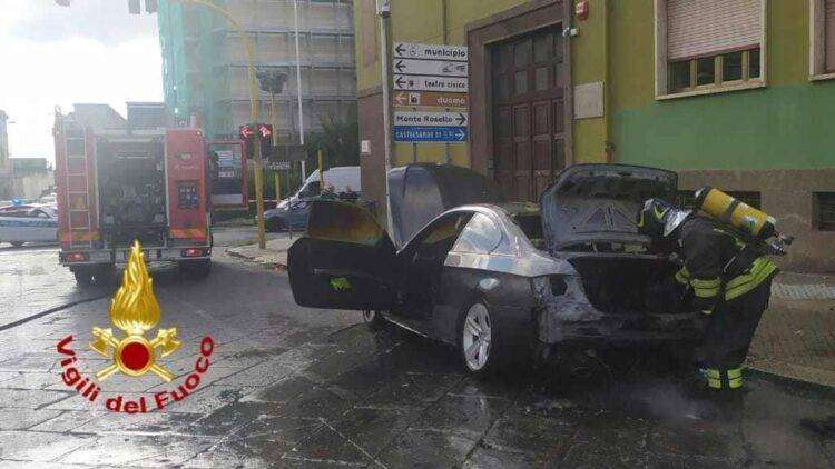 Sassari auto prende fuoco: autista intossicato
