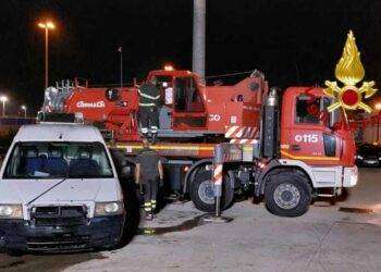 Cagliari, furgone cade nelle acque del porto