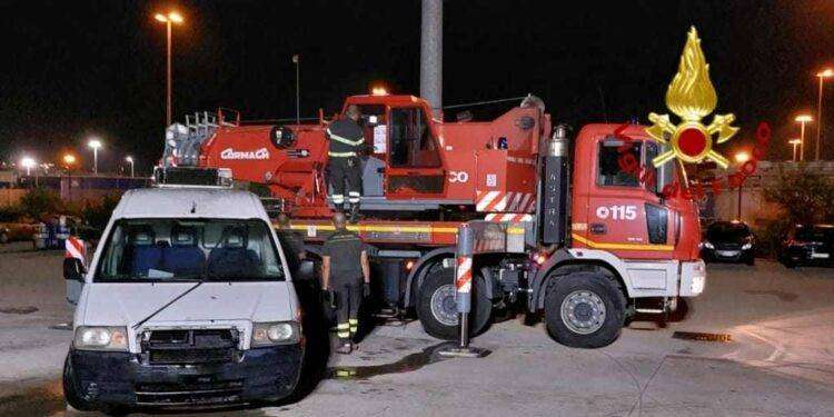 Cagliari, furgone cade nelle acque del porto