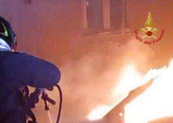 Paura nella notte a Cagliari, in fiamme tre auto
