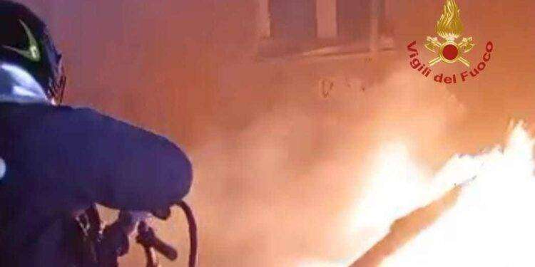 Paura nella notte a Cagliari, in fiamme tre auto