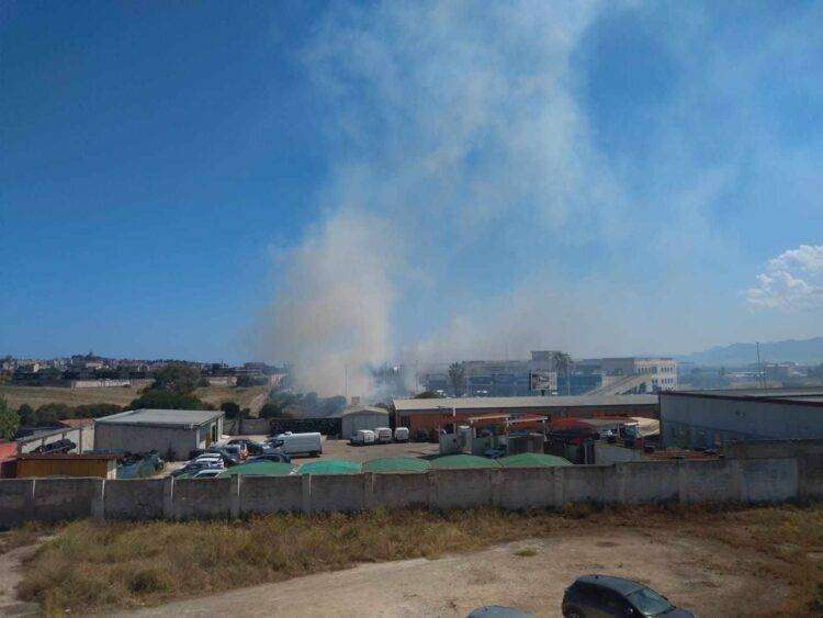 Vasto incendio alle porte di Cagliari, fumo visibile in tutto l’hinterland